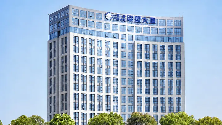 宁波职业技术大学联盟大厦与湖面