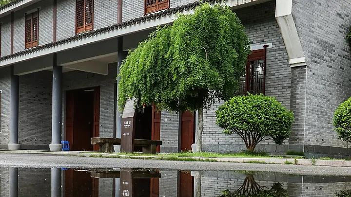 宁波职业技术大学古名居及水面倒影