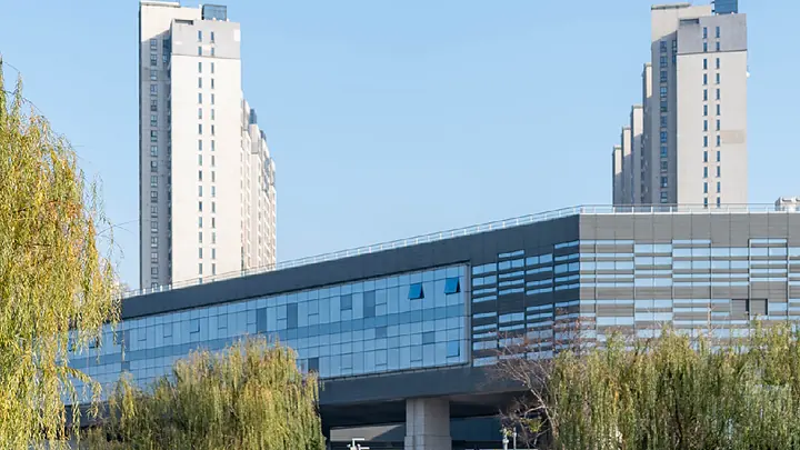 宁波职业技术大学图书馆与校园步道